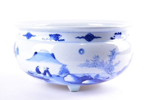 Lot 137 - A large Chinese porcelain blue & white Kangxi...