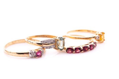 Lot 75 - A 9ct yellow gold and garnet ring, size T 1/2,...