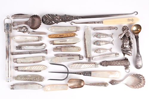 Lot 357 - A group lot of silver and white metal items,...
