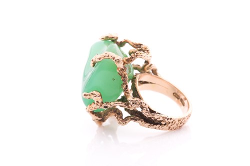 Lot 211 - A 14ct yellow gold and green chalcedony ring,...