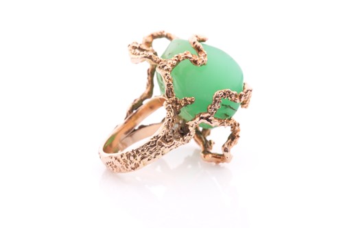 Lot 211 - A 14ct yellow gold and green chalcedony ring,...