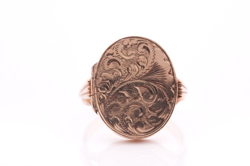 Lot 215 - A 9ct yellow gold locket ring, the engraved...
