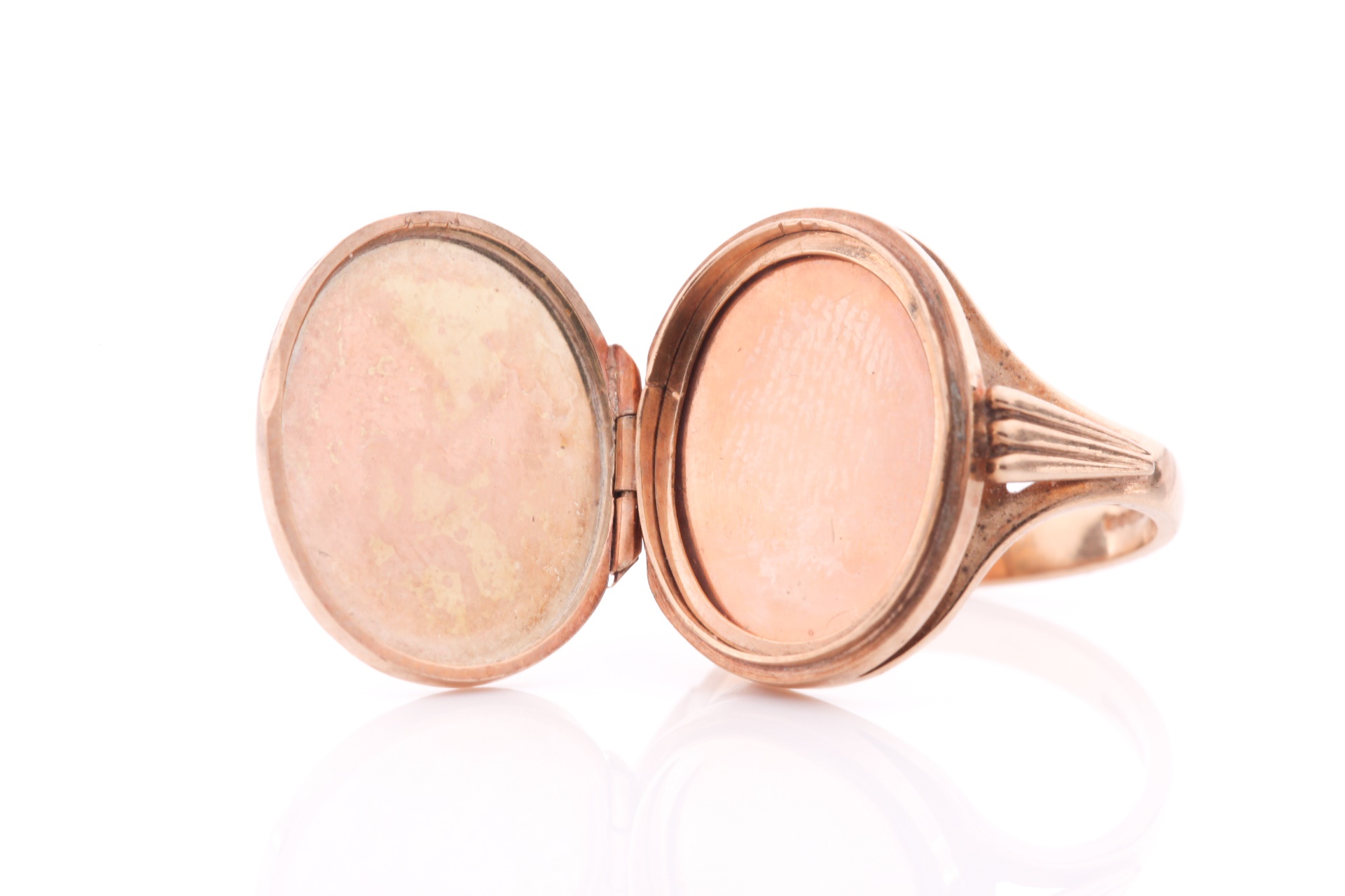 Lot 215 - A 9ct yellow gold locket ring, the engraved