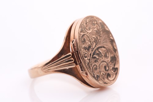 Lot 215 - A 9ct yellow gold locket ring, the engraved...