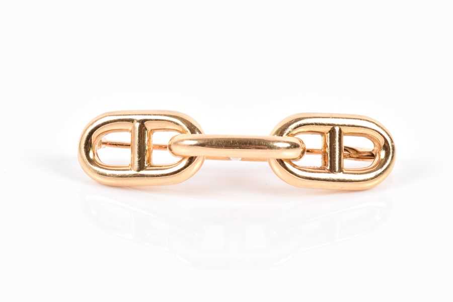 Lot 632 - Hermes. An 18ct yellow gold Link brooch...