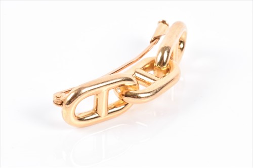 Lot 632 - Hermes. An 18ct yellow gold Link brooch...
