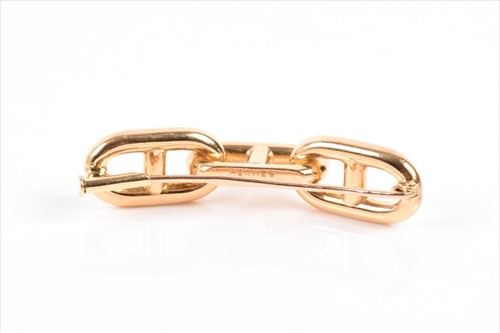 Lot 632 - Hermes. An 18ct yellow gold Link brooch...