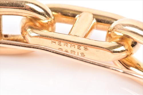 Lot 632 - Hermes. An 18ct yellow gold Link brooch...