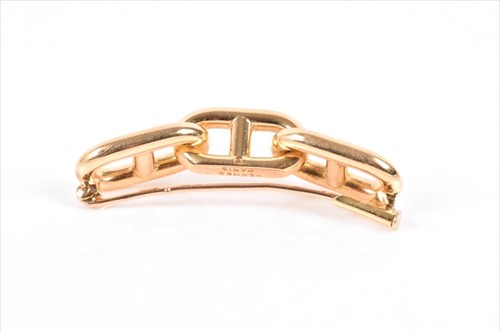 Lot 632 - Hermes. An 18ct yellow gold Link brooch...