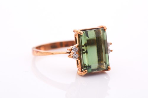 Lot 82 - An 18ct yellow gold, diamond, and green...