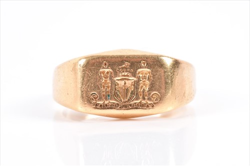 Lot 634 - An 18ct yellow gold gents ring engraved with...