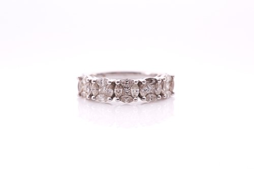 Lot 219 - An 18ct white gold and diamond cluster ring,...
