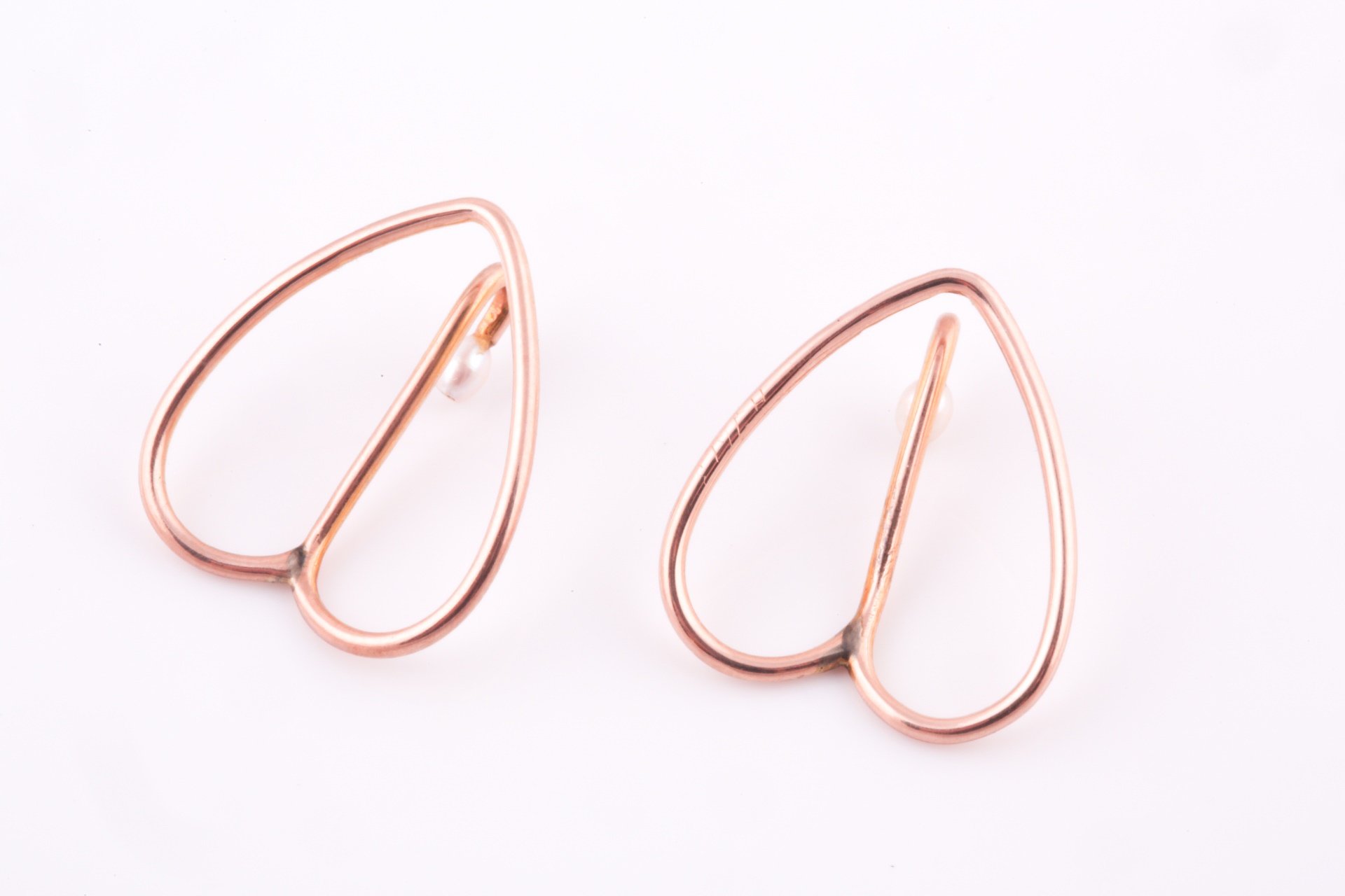 Lot 16 A pair of Edwardian garter belt hooks, in