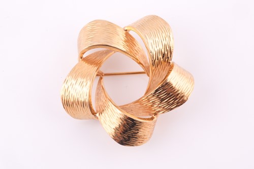 Lot 146 - A 1950's knot brooch, in 9ct hallmarked gold,...