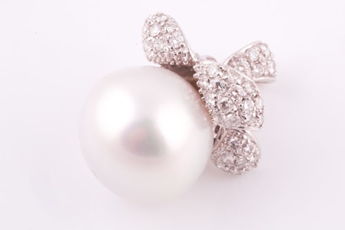 Lot 231 - A South Sea pearl and diamond pendant, the...