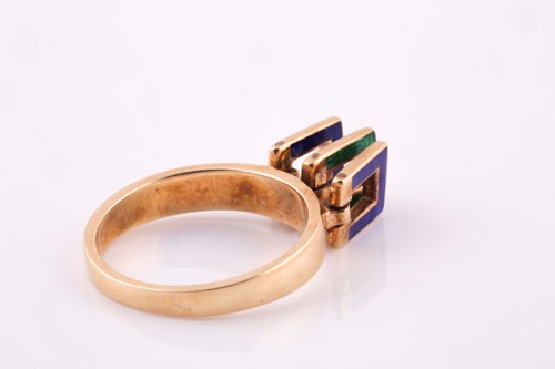 Lot 111 - A 14k yellow gold and enamel ring, in the...