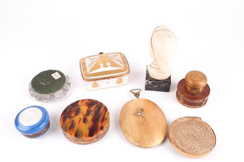 Lot 204 - A group of collectable items, largely related...