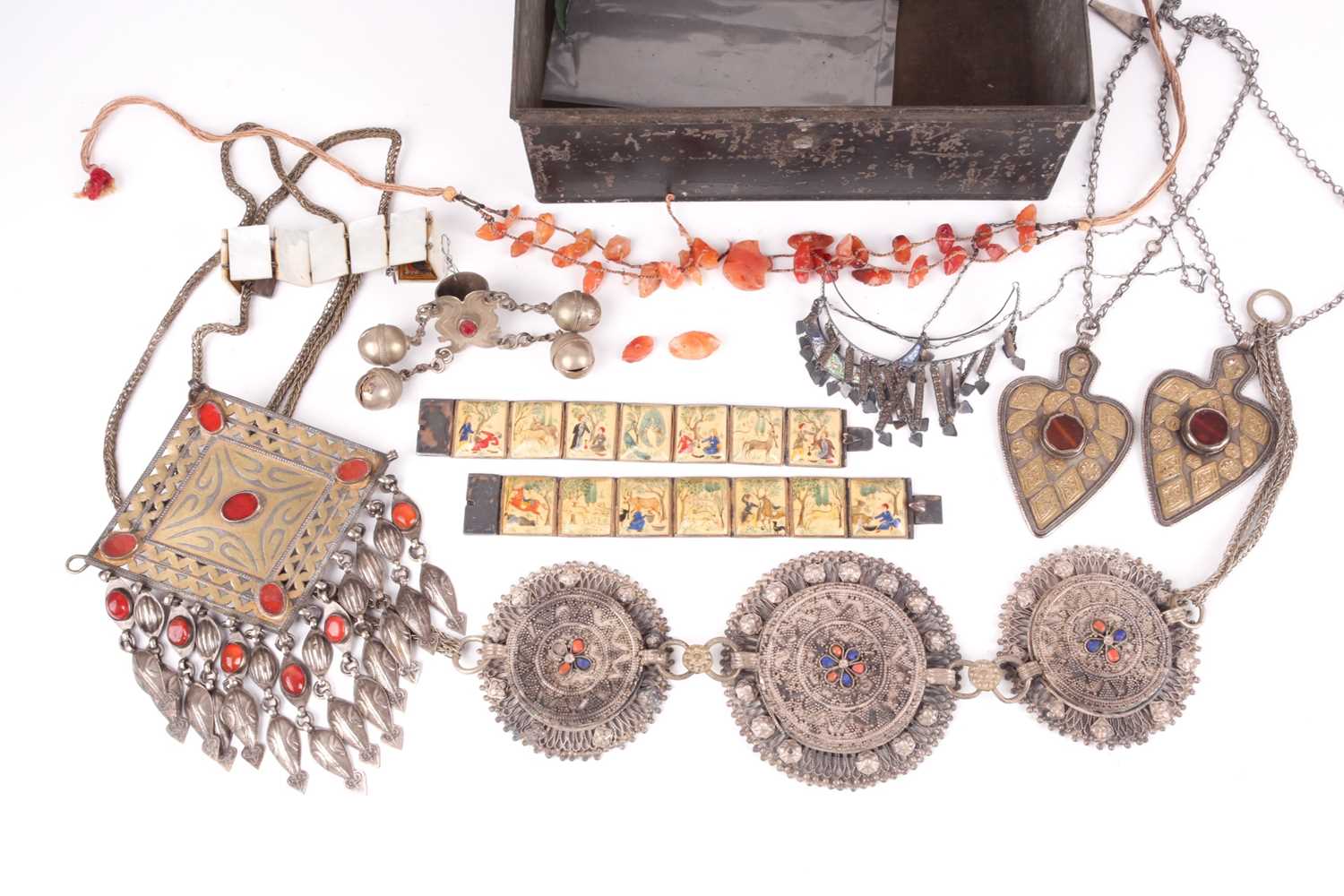 Lot 40 - A small quantity of various white metal items...