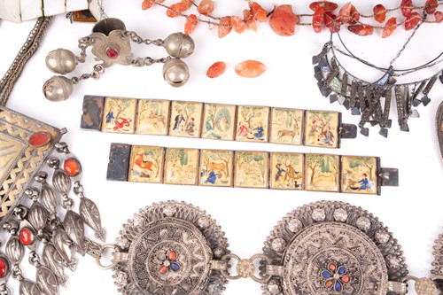 Lot 40 - A small quantity of various white metal items...