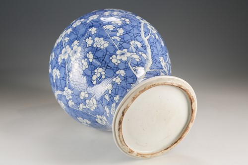 Lot 130 - A Chinese blue & white vase and cover, Qing,...