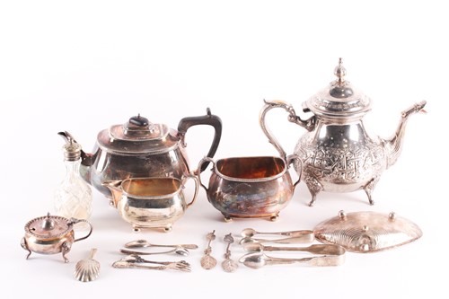 Lot 42 - A mixed group of silver plated items, to...