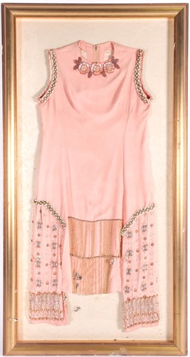 Lot 302 - A 1920s salmon pink ladies "Flapper" dress...