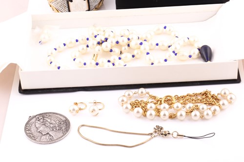 Lot 234 - A collection of Chanel costume jewellery,...