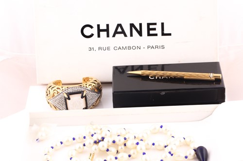Lot 234 - A collection of Chanel costume jewellery,...