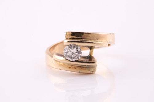 Lot 323 - A single stone diamond ring; the round...