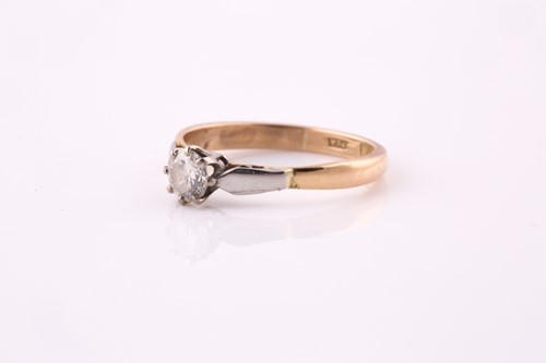 Lot 135 - A diamond single stone ring. The round...