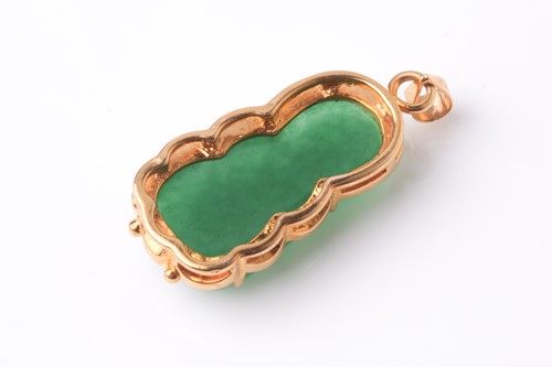Lot 171 - An Eastern 18ct yellow gold and carved jadeite...
