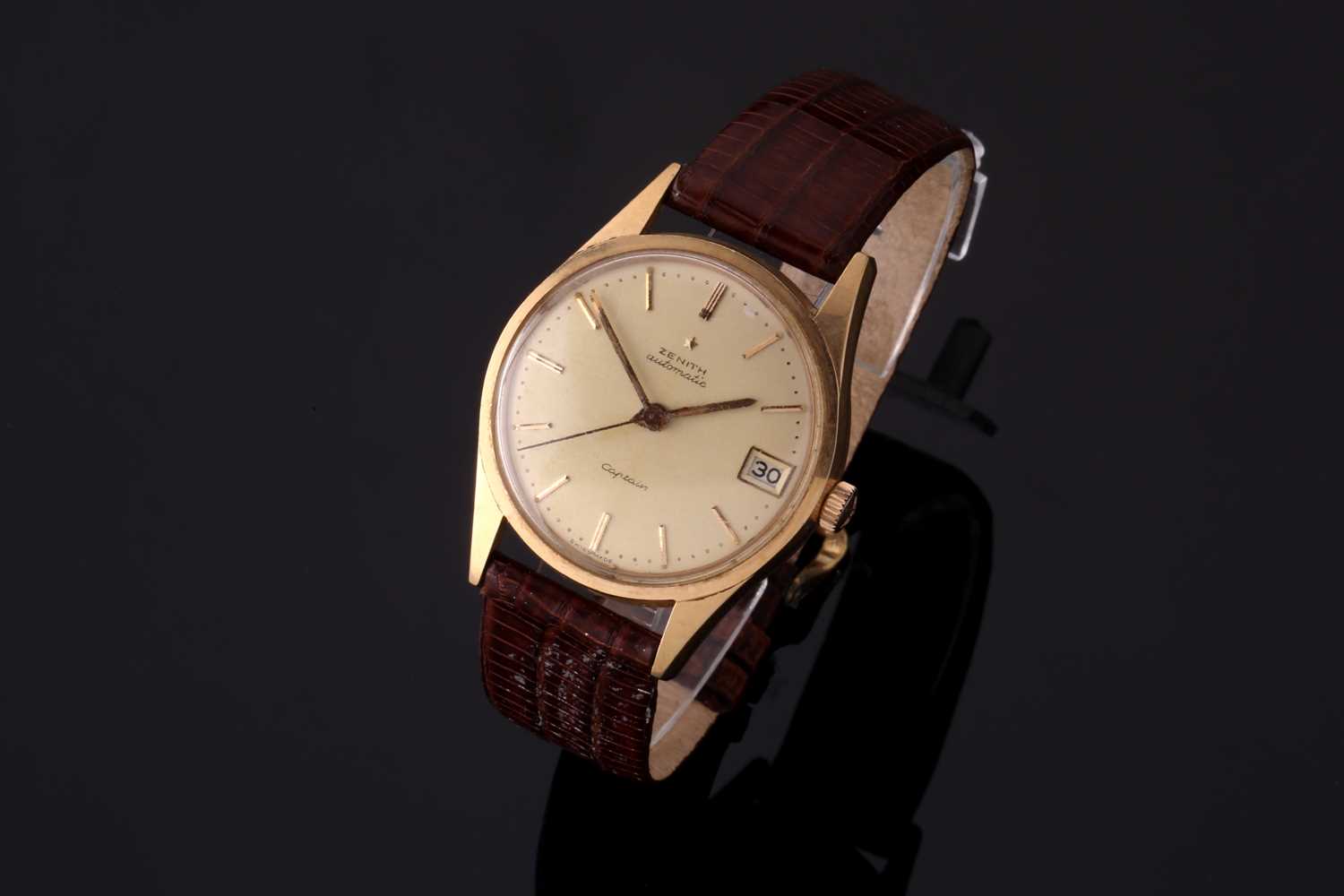 Lot 600 - A Zenith Captain 18ct rose gold automatic...