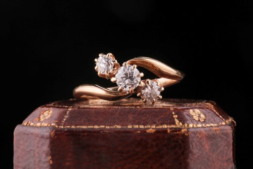 Lot 130 - An 18ct yellow gold and diamond crossover ring,...