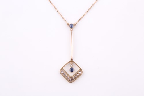 Lot 211 - An Edwardian 9ct yellow gold, sapphire and...