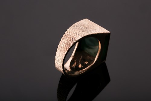 Lot 252 - A 9ct yellow gold and green agate ring, the...