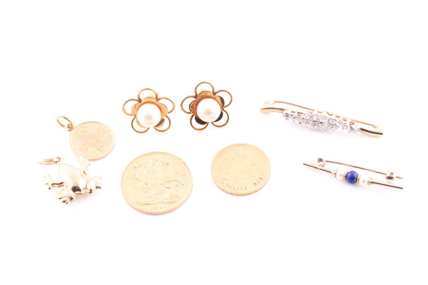 Lot 22 - A group lot of jewellery items, to include a...
