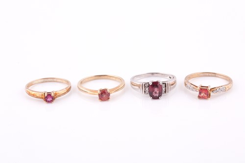 Lot 33 - A 9ct yellow gold and pink sapphire ring, size...