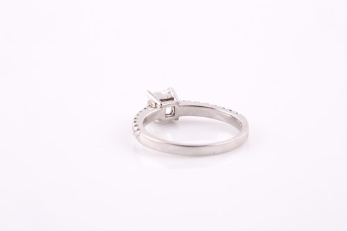 Lot 317 - A princess cut diamond ring, claw set in...
