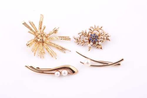 Lot 119 - A 9ct yellow gold textured starburst brooch,...