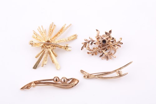 Lot 119 - A 9ct yellow gold textured starburst brooch,...