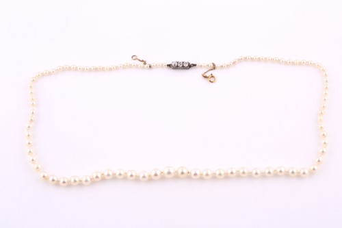 Lot 480 - A graduated pearl necklace, the pearls...