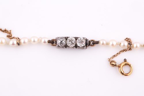 Lot 480 - A graduated pearl necklace, the pearls...