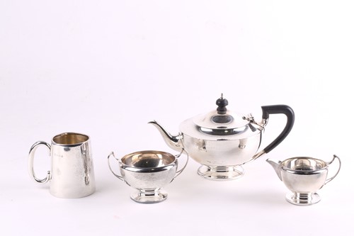 Lot 529 - A George V silver teapot, Birmingham 1920 by...