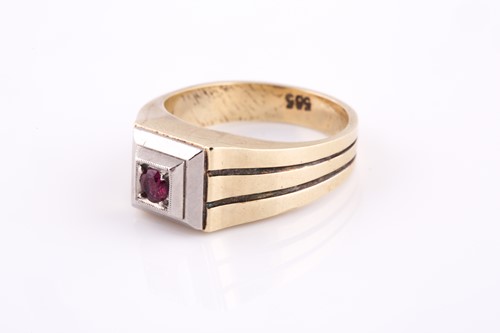 Lot 123 - Single stone ruby ring, grain set to a stepped...