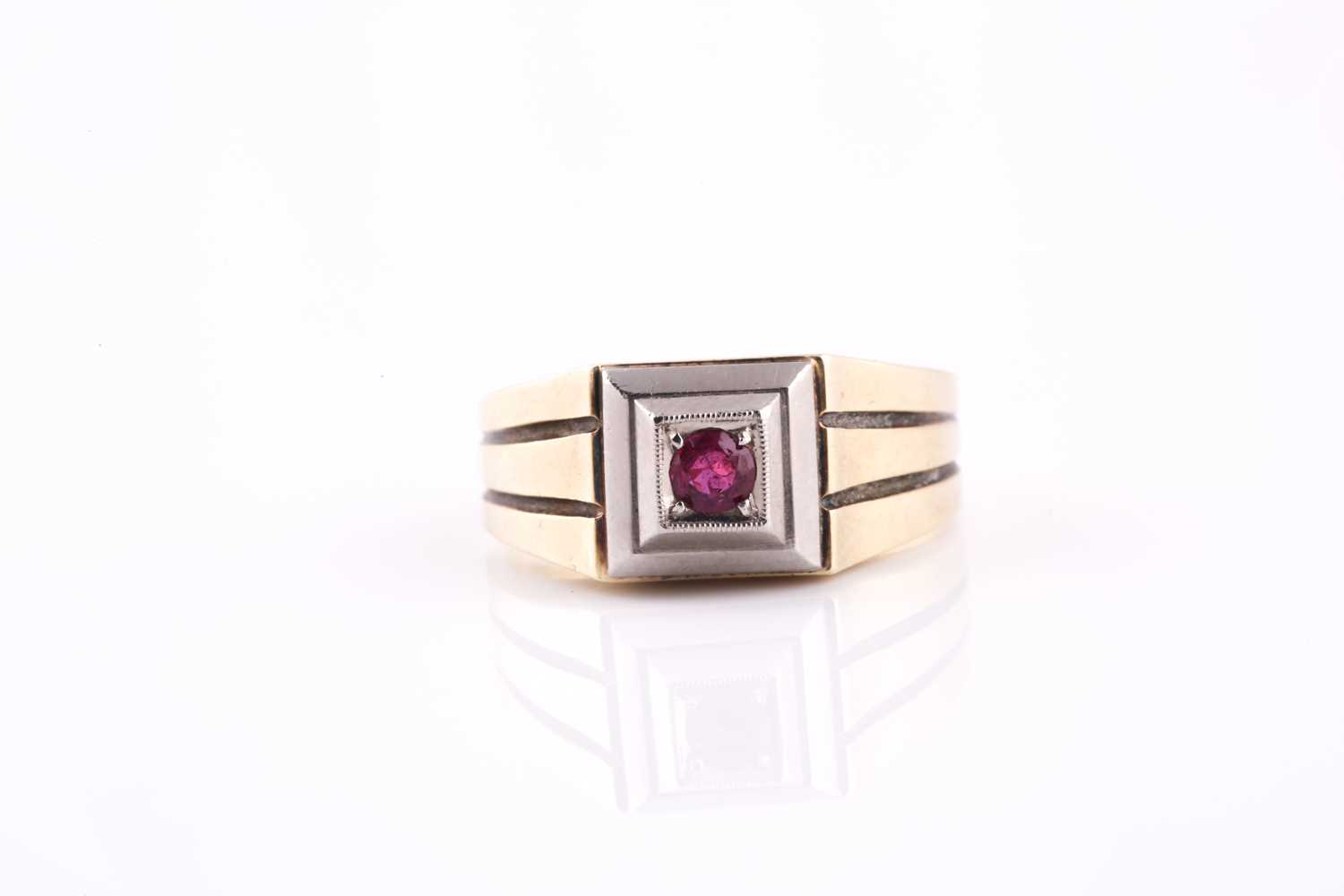 Lot 123 - Single stone ruby ring, grain set to a stepped...