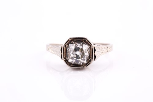 Lot 467 - A single stone diamond ring, the old...