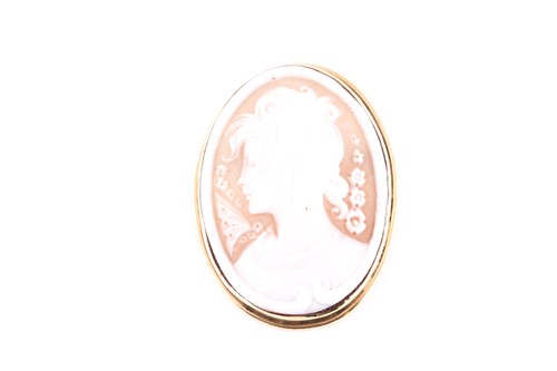 Lot 207 - A 9ct yellow gold mounted Italian cameo...