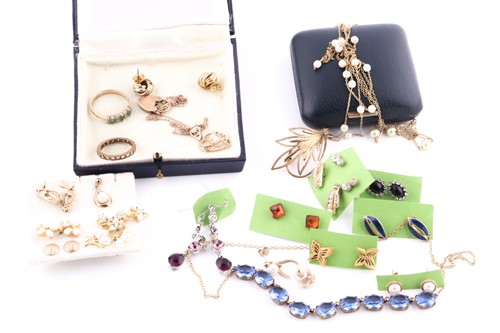 Lot 284 - A group of jewellery items, including a yellow...