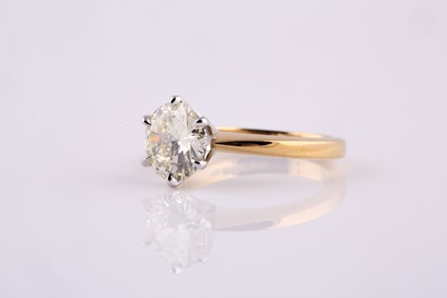 Lot 346 - A solitaire diamond ring, set with a round...