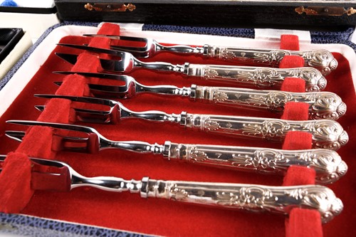 Lot 526 - A cased pair of 1930s silver bladed fish...